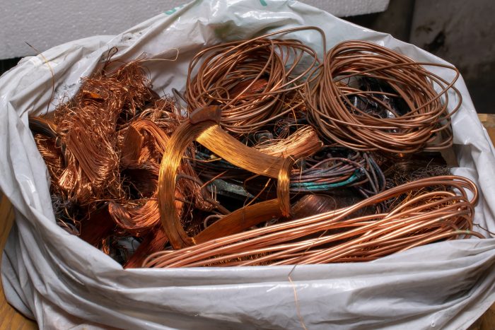 ビニール袋に詰められた廃棄する銅線